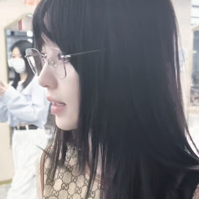 戴上眼镜是姐姐，不戴眼镜是妹妹