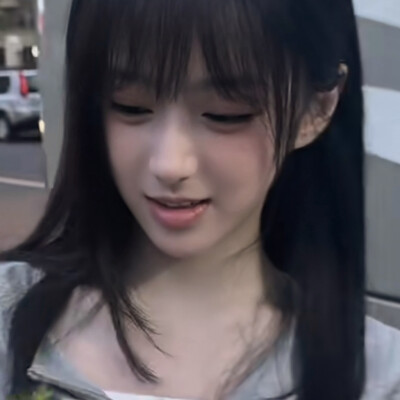 本来想借个火的，但是低头看到你弯弯的睫毛和可爱的脸，算了，借个以后吧