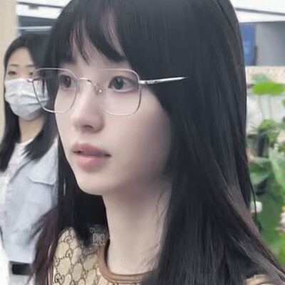 戴上眼镜是姐姐，不戴眼镜是妹妹