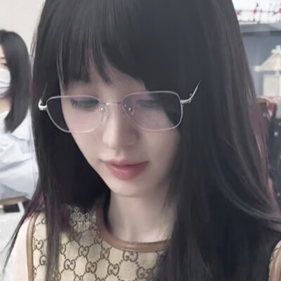 戴上眼镜是姐姐，不戴眼镜是妹妹