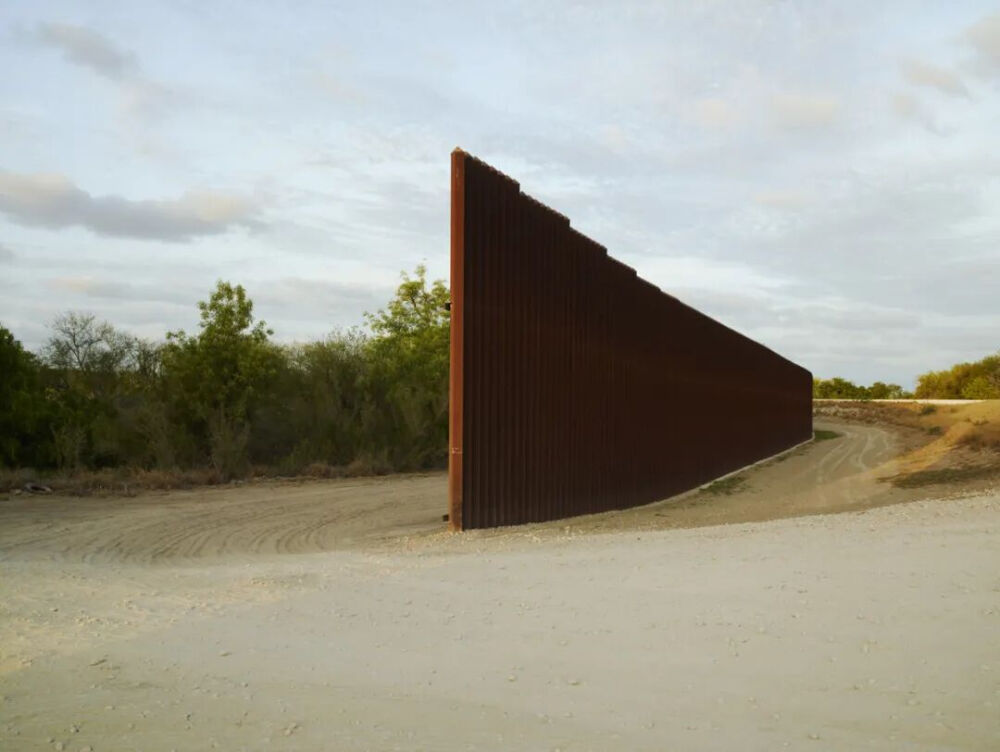 理查德·米斯拉赫（Richard Misrach），《墙，得克萨斯州布朗斯维尔附近》（Wall, near Brownsville, Texas），2013年。© Richard Misrach。图片由Fraenkel Gallery、Pace Gallery及Marc Selwyn Fine Art惠允。
