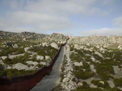 理查德·米斯拉赫（Richard Misrach），《墙，加利福尼亚州蒂埃拉德尔索尔》（Wall, Tierra Del Sol, California），2014年。© Richard Misrach。图片由Fraenkel Gallery、Pace Gallery及Marc Selwyn Fine Art惠允。