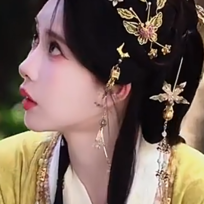 朦胧间，露出桃花面，鬼灯一线