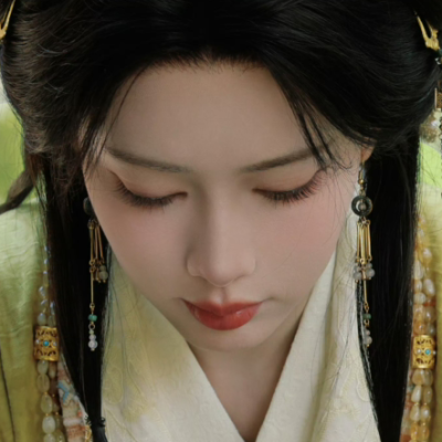朦胧间，露出桃花面，鬼灯一线