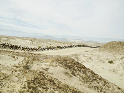 理查德·米斯拉赫（Richard Misrach），《诺曼底墙，加利福尼亚州奥科蒂约附近》（Normandy Wall Near Ocotillo, California），2015年。© Richard Misrach。图片由Fraenkel Gallery、Pace Gallery及Marc Selwyn Fine…