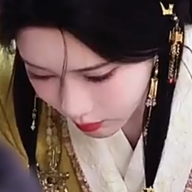 朦胧间，露出桃花面，鬼灯一线