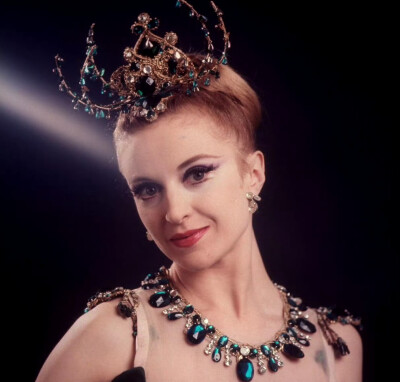 Violette Verdy in ‘Jewels’绿宝石定妆照
New York City Ballet,1966