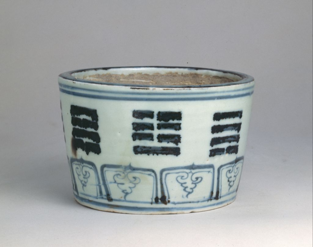 元代 青花八卦纹筒形香炉
北京故宫博物院藏
