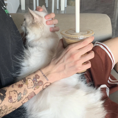 头像丨男头 我的生活正如潺潺流水般平静而有力