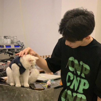 头像丨男头 我的生活正如潺潺流水般平静而有力