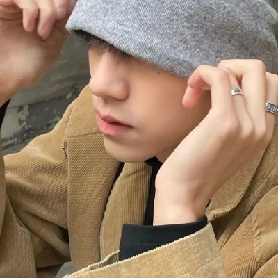 头像丨男头 我的生活正如潺潺流水般平静而有力