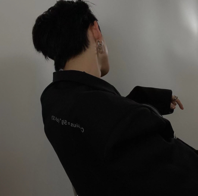 头像丨男头 昨天太重明天太远