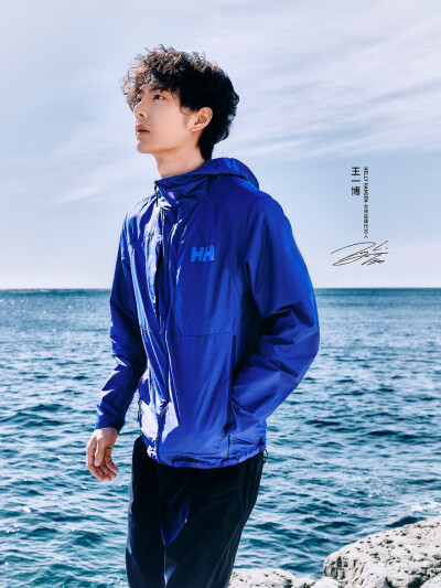 HELLYHANSEN海丽汉森：
山海有风，自有其型
随HELLY HANSEN全球品牌代言人@王一博·YIBO
以轻盈姿态，循风入夏
视野向远，自在开启旅程
步履所至，探索自然发生
#王一博HH全球品牌代言人#
#山海有风自有其型#
#视野…