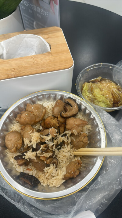 香菇鸡煲仔饭