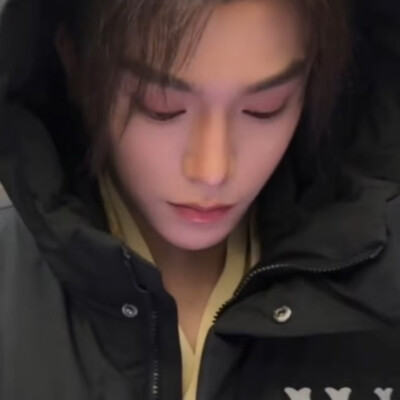 天是你的，地是你的，我也是你的，只有我们之间的红线是我的，是我亲手系在命运上的痴心