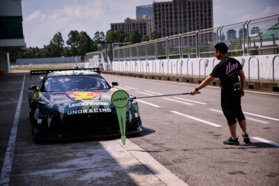 YIBO-OFFICIAL：
#85RACING#
「练车日 DAY 1」
冲破热浪，找回手感，继续练！
85号赛车手闪现一下！´ₒ⦁⩊⦁ₒ`@王一博·YIBO ​​​
