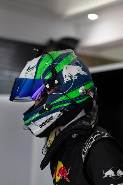 YIBO-OFFICIAL：
#85RACING#
「练车日 DAY 1」
冲破热浪，找回手感，继续练！
85号赛车手闪现一下！´ₒ⦁⩊⦁ₒ`@王一博·YIBO ​​​