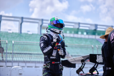 YIBO-OFFICIAL：
#85RACING# 
「练车日 DAY 2」
暑气喧嚣，方寸静心。
一圈磨一圈，明日继续！@王一博·YIBO ​​​