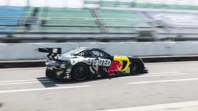 YIBO-OFFICIAL：
#85RACING# 
「练车日 DAY 2」
暑气喧嚣，方寸静心。
一圈磨一圈，明日继续！@王一博·YIBO ​​​