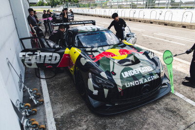 YIBO-OFFICIAL：
#85RACING# 
「练车日 DAY 2」
暑气喧嚣，方寸静心。
一圈磨一圈，明日继续！@王一博·YIBO ​​​