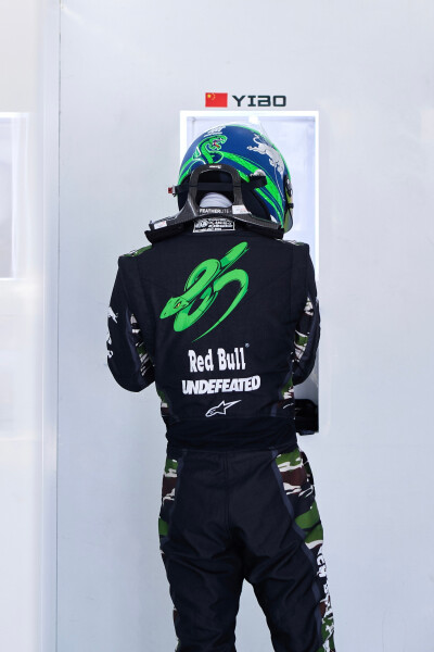 YIBO-OFFICIAL：
#85RACING# 
「练车日 DAY 2」
暑气喧嚣，方寸静心。
一圈磨一圈，明日继续！@王一博·YIBO ​​​