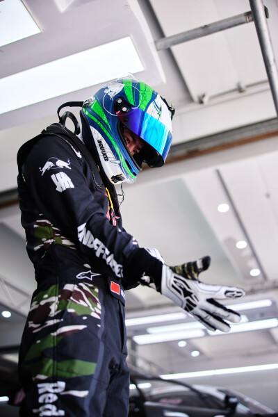 YIBO-OFFICIAL：
#85RACING# 
「练车日 DAY 2」
暑气喧嚣，方寸静心。
一圈磨一圈，明日继续！@王一博·YIBO ​​​