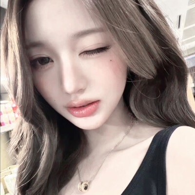 有什么事情我可以帮你解决，不要做那么可爱的表情给别人看