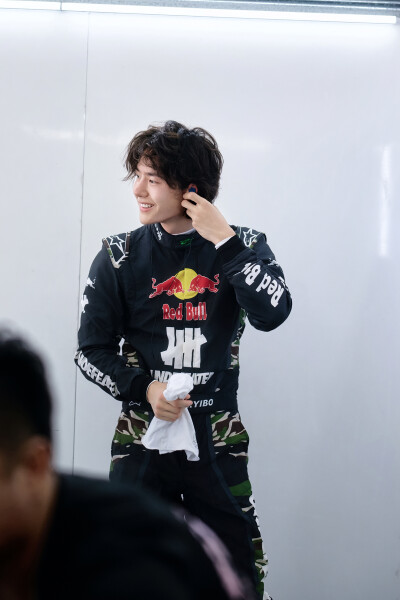 YIBO-OFFICIAL：
#85RACING# 
「练车日 DAY 2」
暑气喧嚣，方寸静心。
一圈磨一圈，明日继续！@王一博·YIBO ​​​