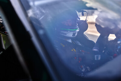 YIBO-OFFICIAL：
#85RACING# 
「练车日 DAY 2」
暑气喧嚣，方寸静心。
一圈磨一圈，明日继续！@王一博·YIBO ​​​