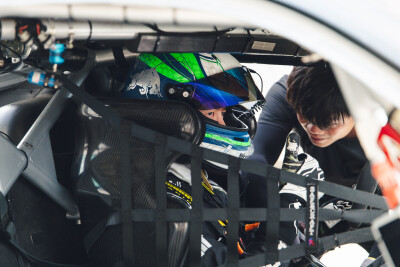 YIBO-OFFICIAL：
#85RACING# 
「练车日 DAY 2」
暑气喧嚣，方寸静心。
一圈磨一圈，明日继续！@王一博·YIBO ​​​