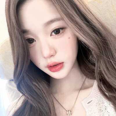 有什么事情我可以帮你解决，不要做那么可爱的表情给别人看