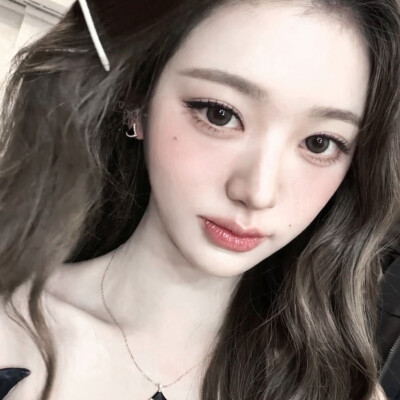 有什么事情我可以帮你解决，不要做那么可爱的表情给别人看
