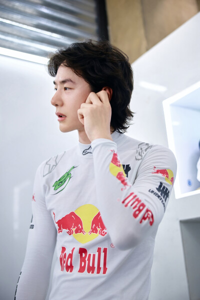 YIBO-OFFICIAL：
#85RACING# 
「练车日 DAY 2」
暑气喧嚣，方寸静心。
一圈磨一圈，明日继续！@王一博·YIBO ​​​