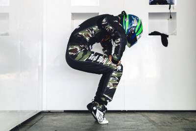 YIBO-OFFICIAL：
#85RACING#
「练车日 DAY 3」
早！85热身进行时！@王一博·YIBO ​​​