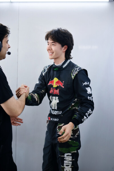 #王一博[超话]# · #85RACING#
「练车日 」
暑气喧嚣，方寸静心。
一圈磨一圈，明日继续！[收到]@王一博·YIBO ​​​