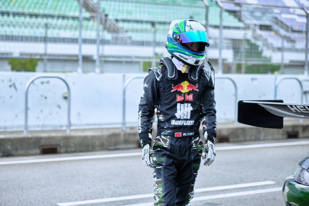 YIBO-OFFICIAL：
#85RACING# 
「练车日 DAY 3」
引擎暂歇，数据存档，保持状态，
蓄力下一场！@王一博·YIBO ​​​