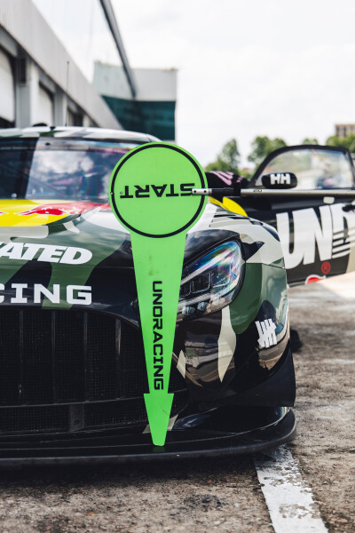 #王一博[超话]# · #85RACING#
「练车日 」
暑气喧嚣，方寸静心。
一圈磨一圈，明日继续！[收到]@王一博·YIBO ​​​