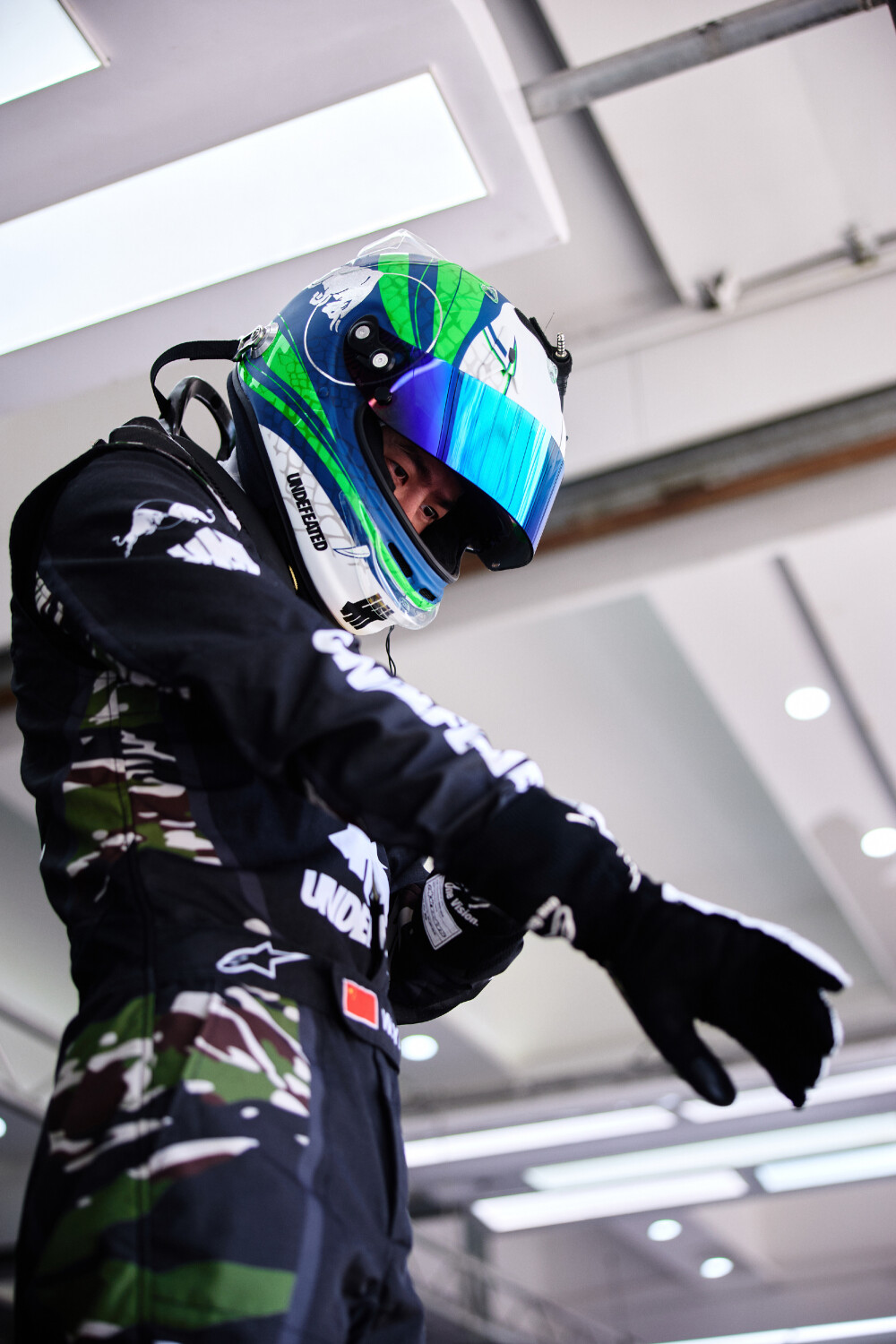 #王一博[超话]# · #85RACING#
「练车日 」
暑气喧嚣，方寸静心。
一圈磨一圈，明日继续！[收到]@王一博·YIBO ​​​