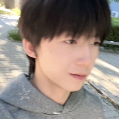他一定比我成熟