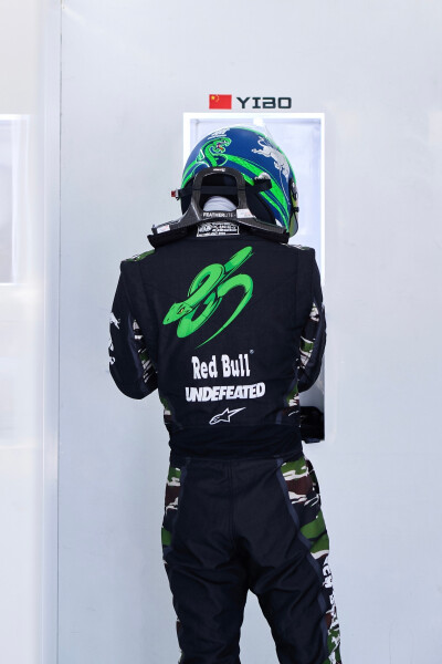 #王一博[超话]# · #85RACING#
「练车日 」
暑气喧嚣，方寸静心。
一圈磨一圈，明日继续！[收到]@王一博·YIBO ​​​