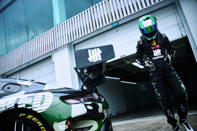 YIBO-OFFICIAL：
#85RACING# 
「练车日 DAY 3」
引擎暂歇，数据存档，保持状态，
蓄力下一场！@王一博·YIBO ​​​