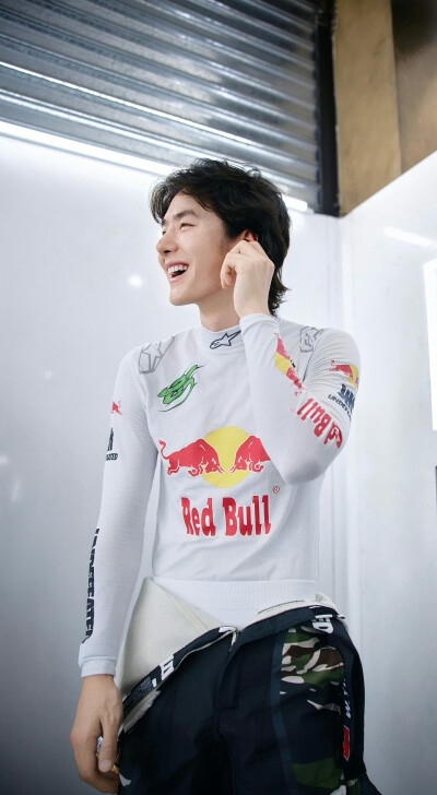 #王一博[超话]# · #85RACING#
「练车日 」
早！85热身进行时！[羞嗒嗒]@王一博·YIBO ​​​