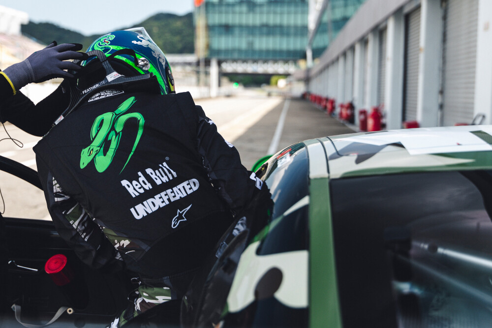#王一博[超话]# · #85RACING#
「练车日 」
暑气喧嚣，方寸静心。
一圈磨一圈，明日继续！[收到]@王一博·YIBO ​​​