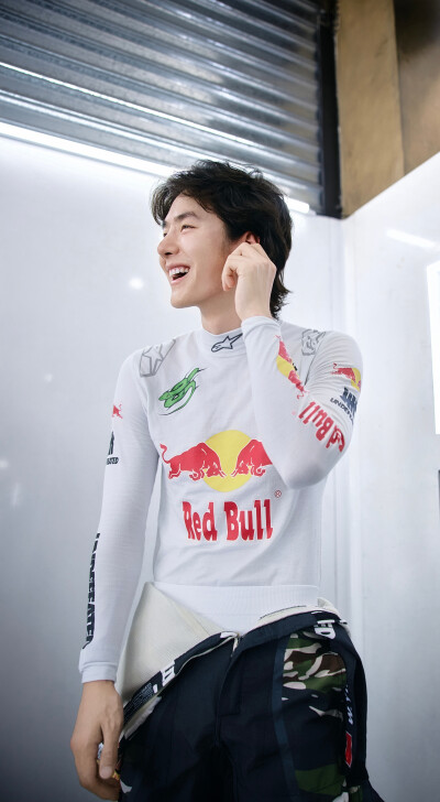 YIBO-OFFICIAL：
#85RACING#
「练车日 DAY 3」
早！85热身进行时！@王一博·YIBO ​​​