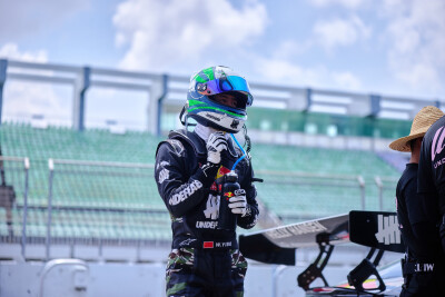 #王一博[超话]# · #85RACING#
「练车日 」
暑气喧嚣，方寸静心。
一圈磨一圈，明日继续！[收到]@王一博·YIBO ​​​