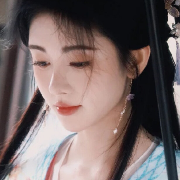 
垂眸时珠钗轻摇一身古韵藏尽风月清宁
