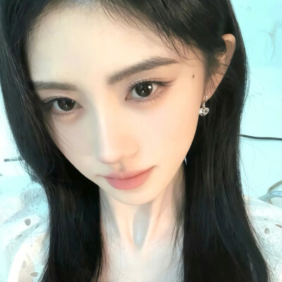 
薄光漫、拂眉目鬓边碎丝轻扬，泪痣平添含蓄灵韵。
