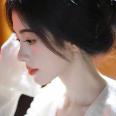 暖光侧颜乌发松挽温婉静谧