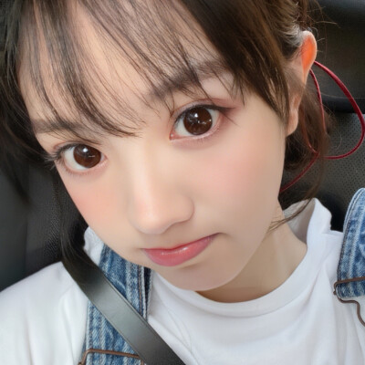 
轻红绳绾鬓边碎发萌萌少女气
