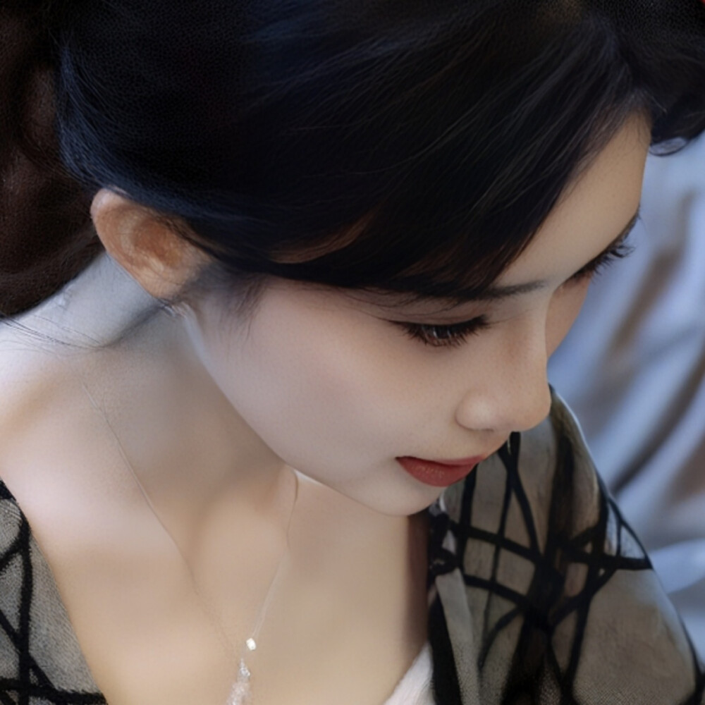 
青丝拢于脑后垂眸不语颈间星点微光尽温婉
